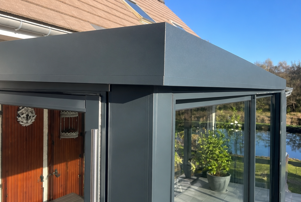 Detail de l'angle aluminium anthracite, du rail coulissant et de la poignee verticale
