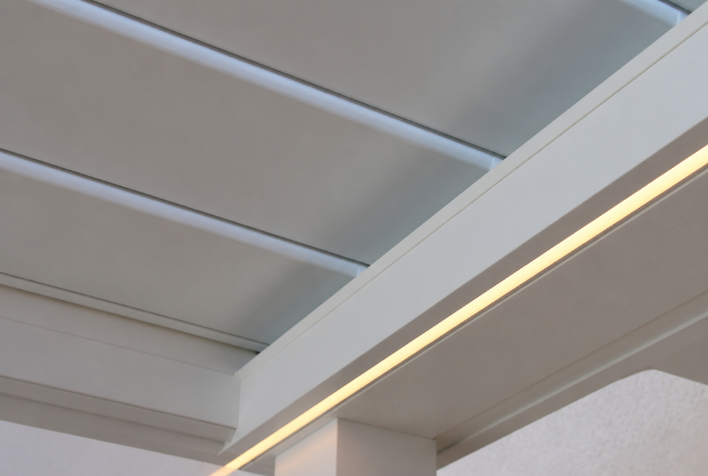 Gros plan sur les lames blanches et le bandeau LED integre sous la structure aluminium