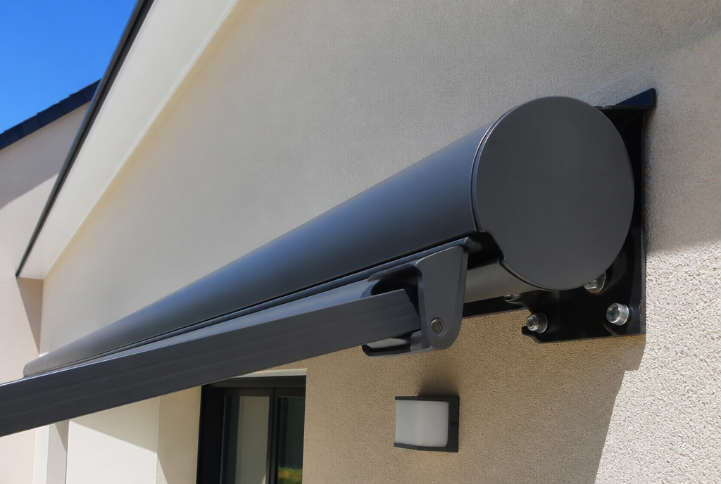 Gros plan sur le coffre d'enroulement anthracite fixe au mur et son bras articule