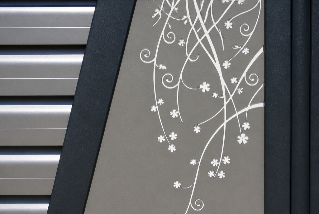 Détail du motif floral découpé au laser sur le panneau central