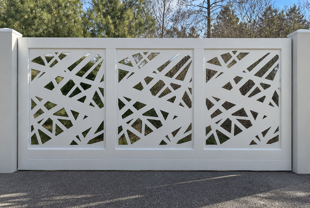 Détail des découpes géométriques entrelacées du portail aluminium blanc