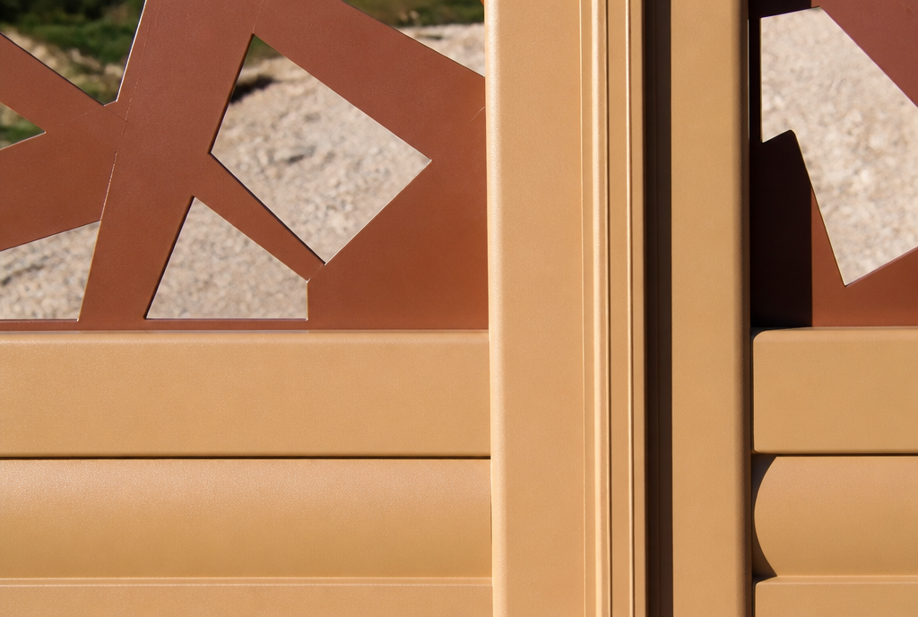 Détail des découpes brunes ajourées et des lames bombées beige du portail