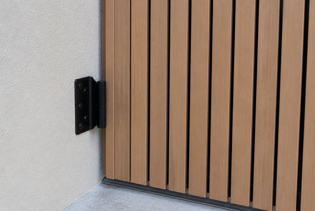 Detail des lames verticales effet bois et de la ferrure noire sur le pilier