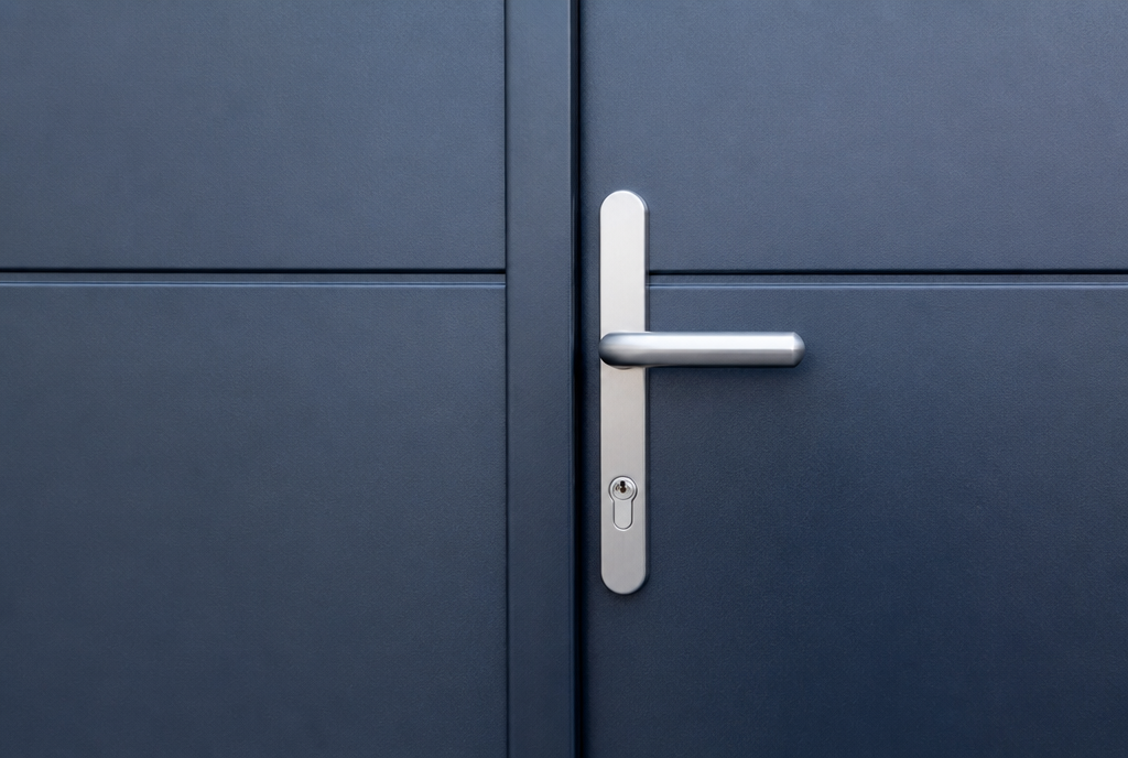 Detail de la poignee inox du portillon integre a la porte de garage anthracite