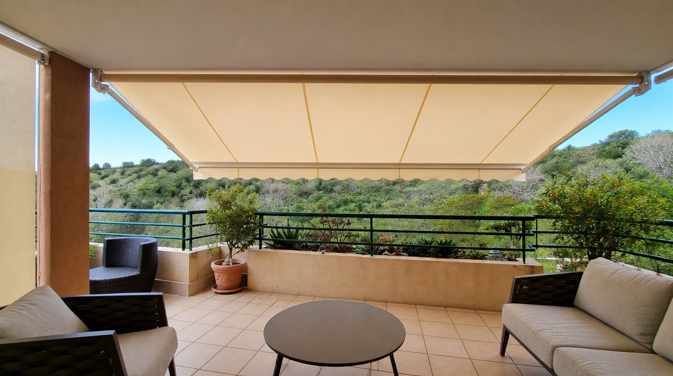 Terrasse ombragee par un store banne motorise ivoire vue depuis l'angle gauche
