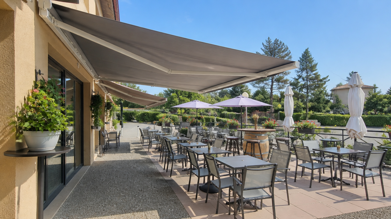 Terrasse du restaurant abritee par le store banne a toile grise neuve