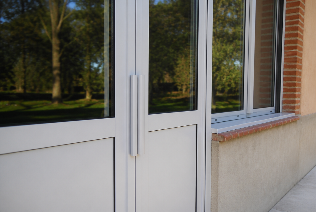 Detail des profiles aluminium et du seuil beton de la verriere