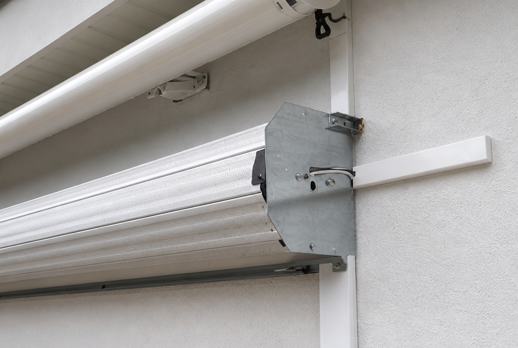 Detail du coffre blanc, des lames aluminium et de la coulisse laterale du volet roulant