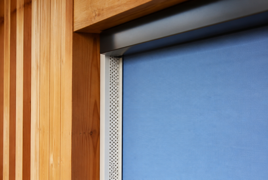 Detail de la coulisse laterale et de la toile bleue d'un store screen exterieur