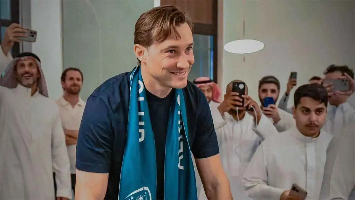 وسط الجمهور: رد فعل جنوني لمالك نادي الخلود السعودي بعد هدف الفوز على ضمك