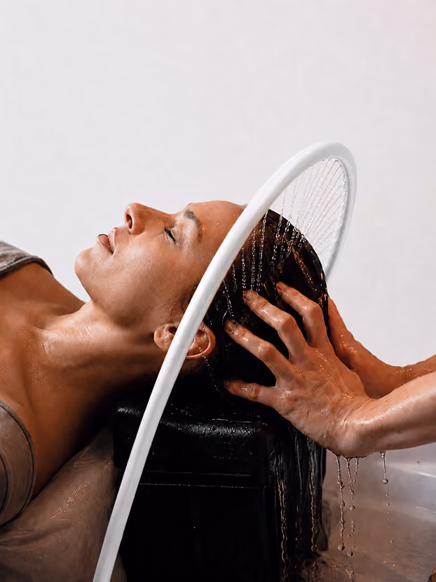 Hoofdhuidbehandeling met massage tijdens een headspa
