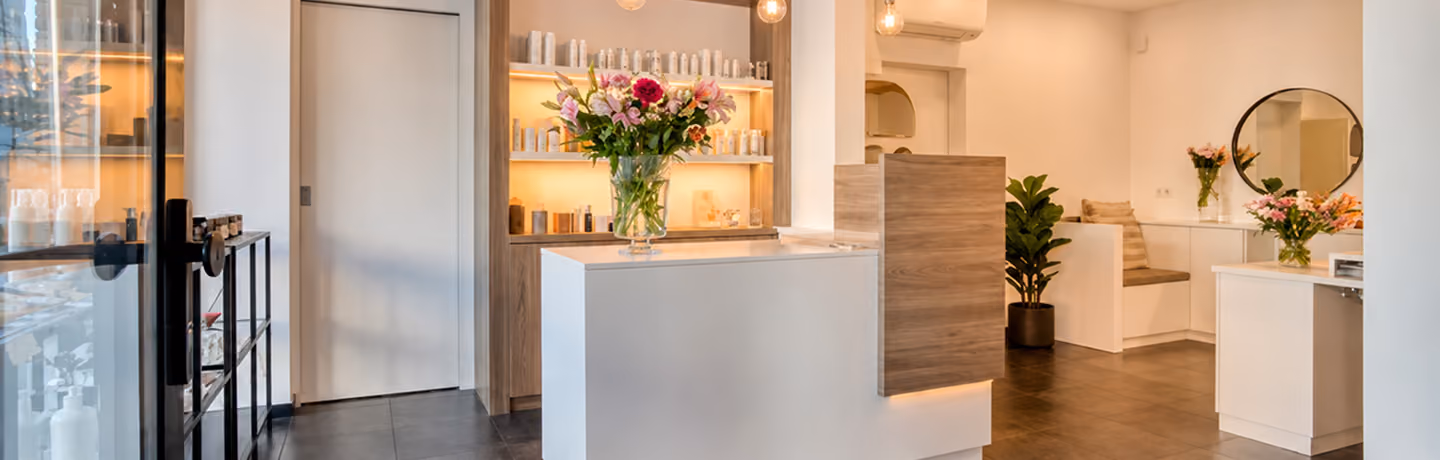 Het interieur van studio Fleur, met de ontvangstbalie en verse bloemen