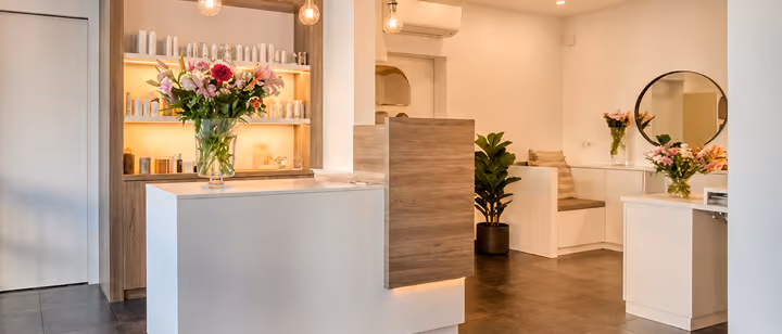 Het interieur van studio Fleur, met de ontvangstbalie en verse bloemen
