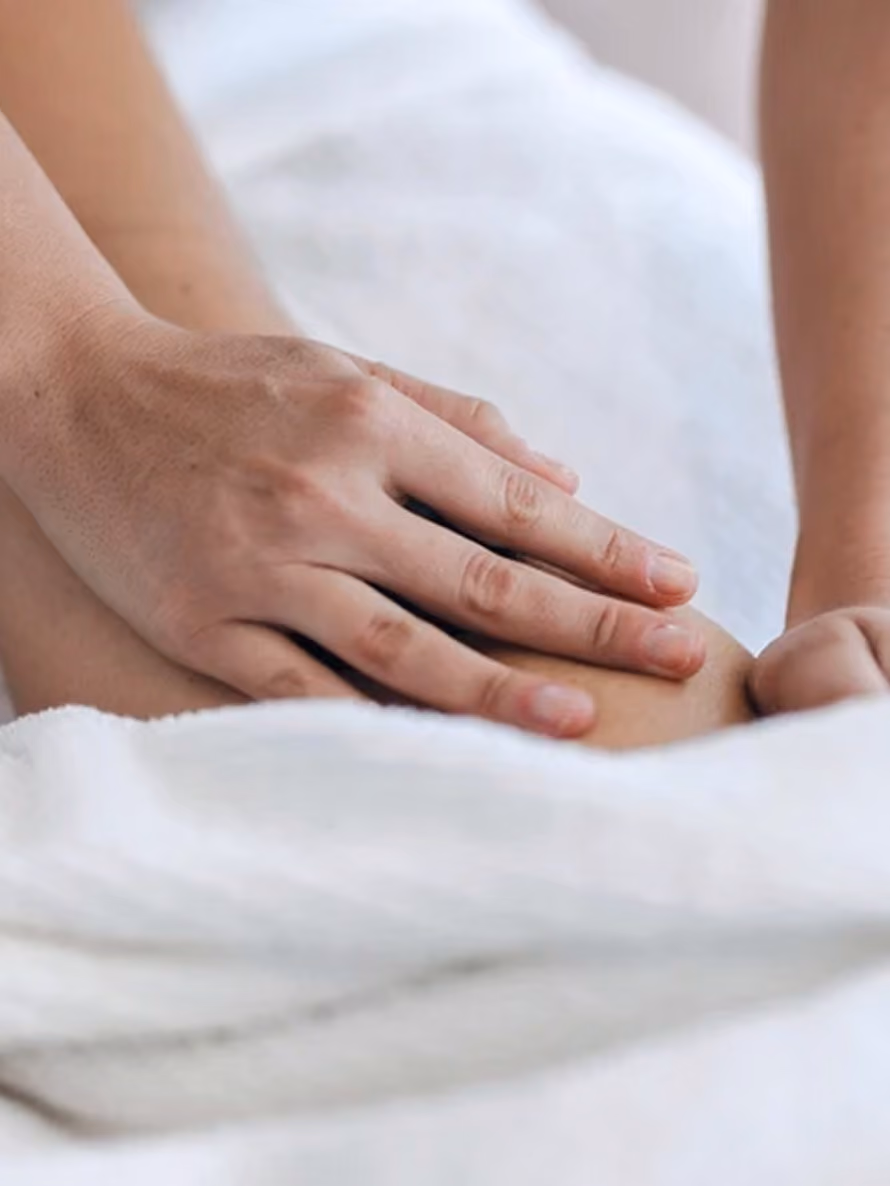 Ontspannende massage met warme handen tijdens een behandeling