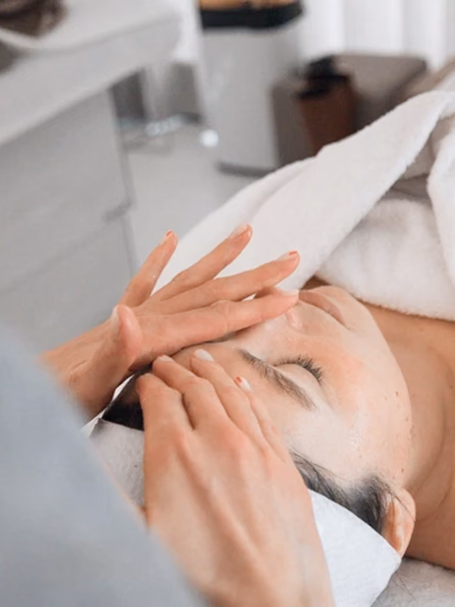 Gezichtsmassage tijdens een gelaatsverzorging in de studio
