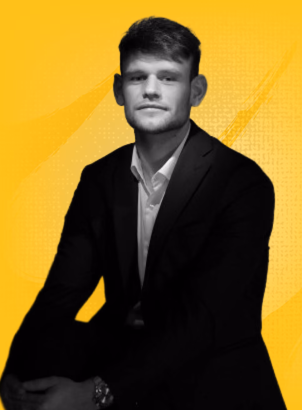Portrait d'un homme en costume noir sur fond jaune