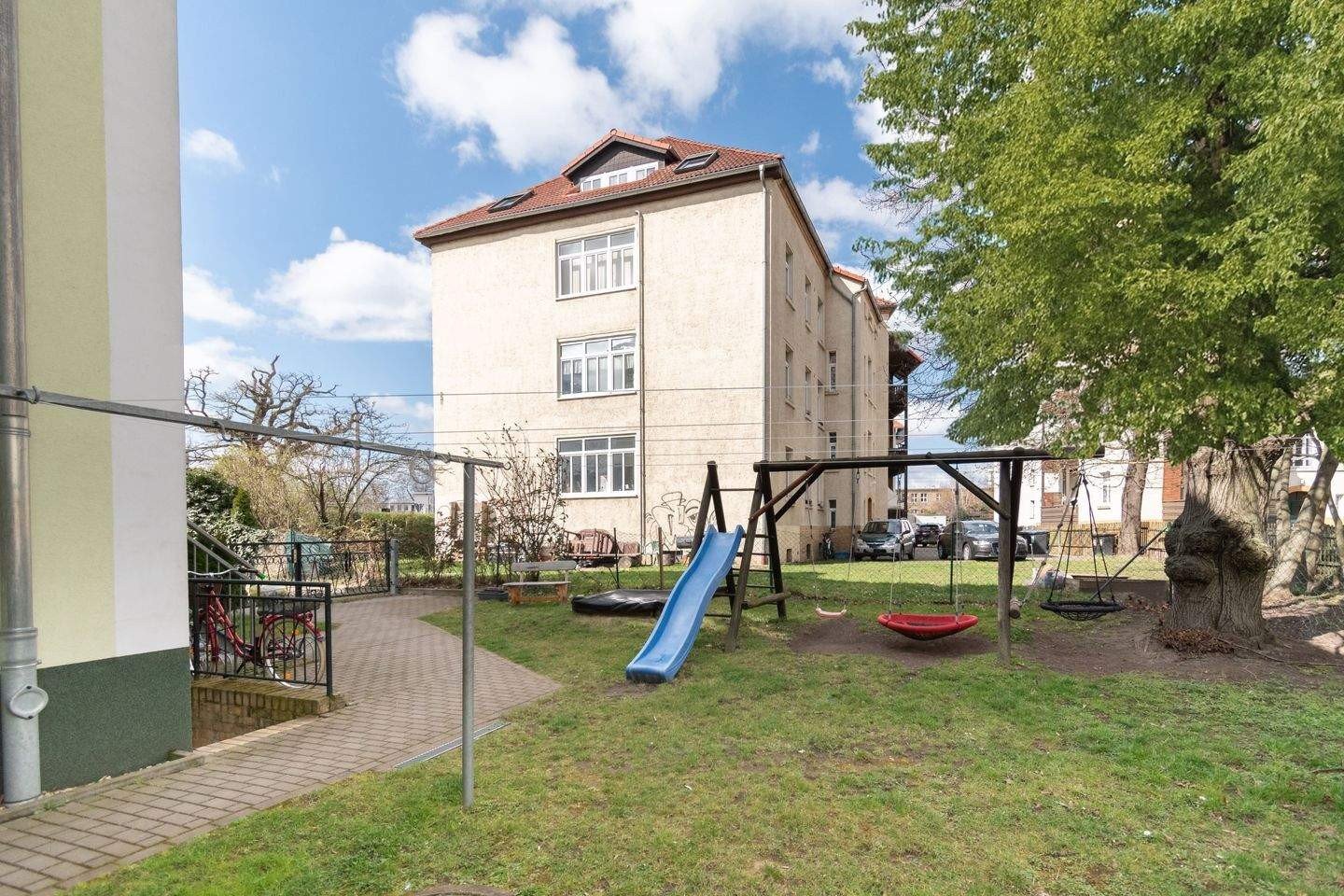 Begrünte Außenanlage hinter dem Haus