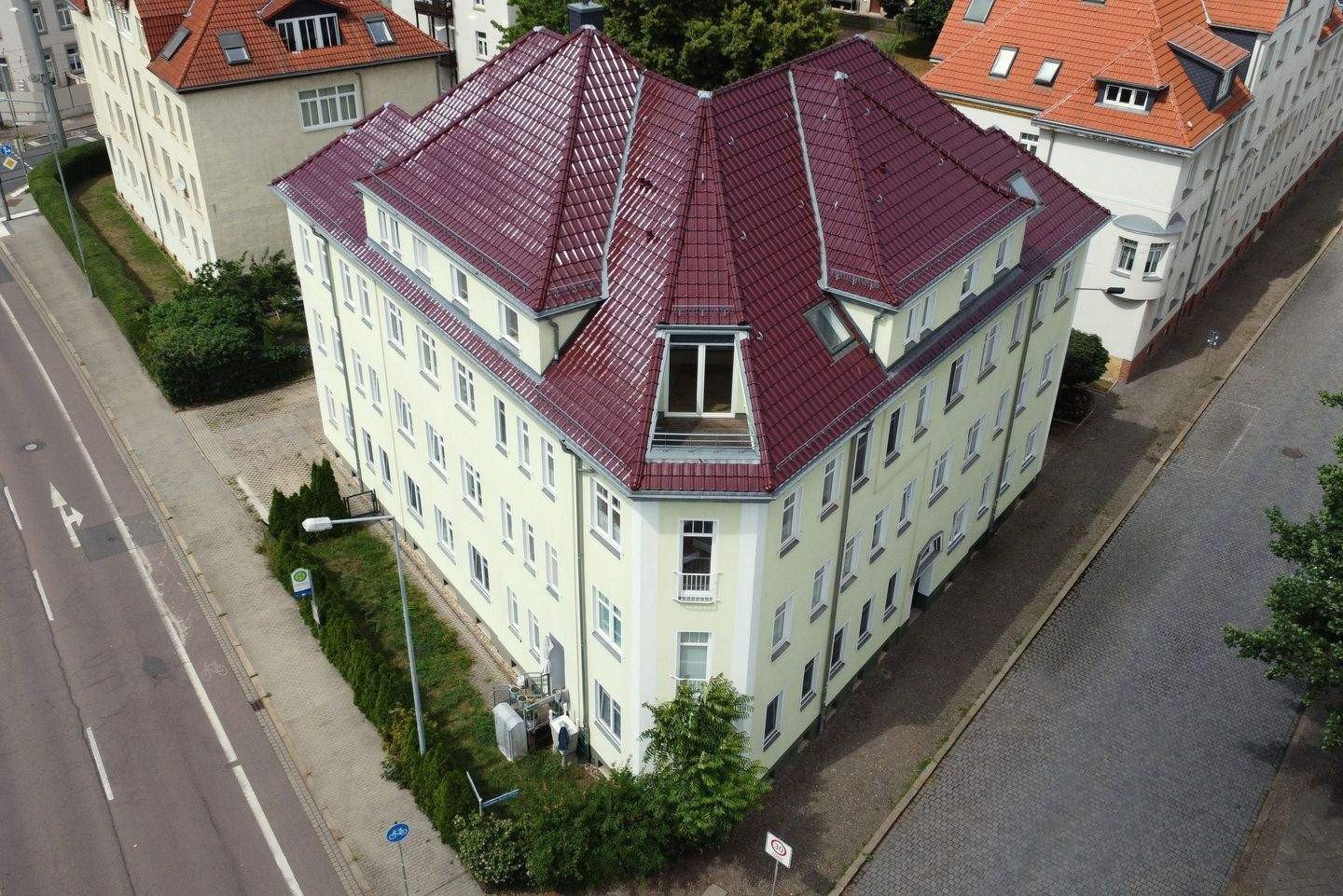 Luftbild des Gebäudes mit neu eingedecktem Walmdach