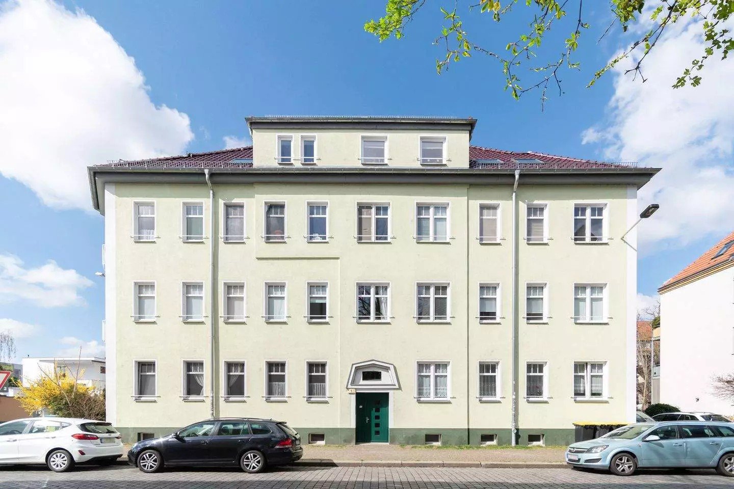 Vorderansicht mit gedämmter Fassade