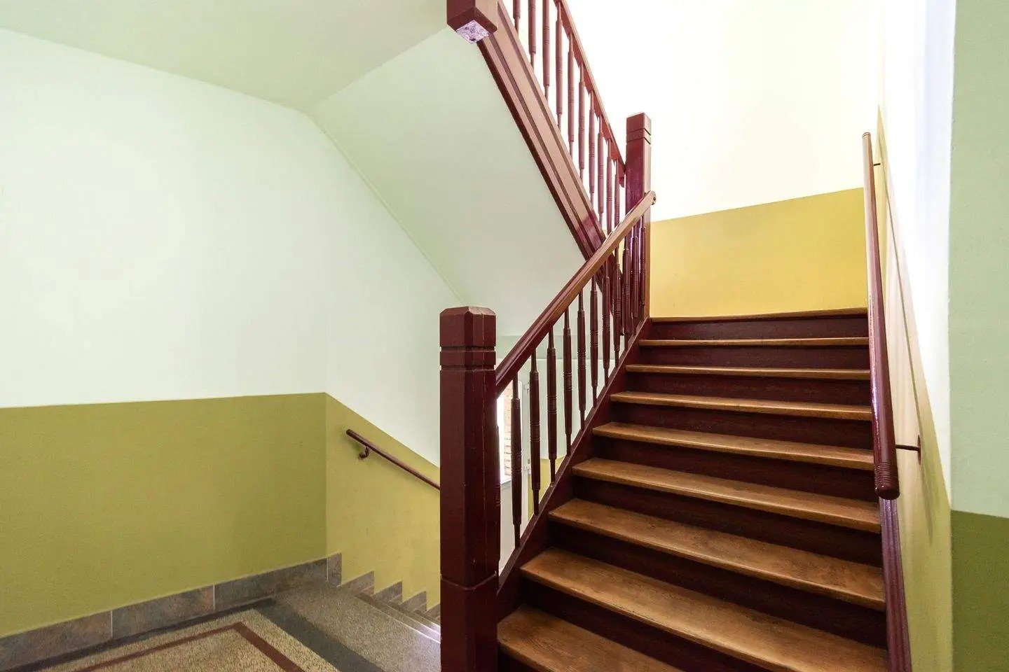 Terrazzo-Treppe mit neu gestrichenem Geländer