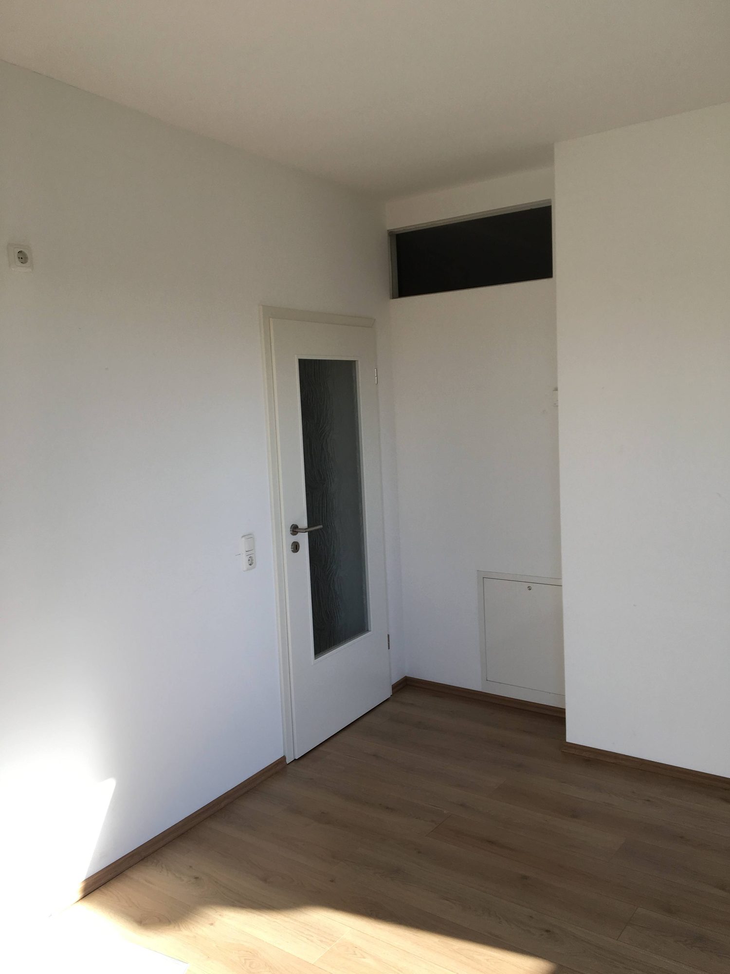 Zimmer mit Zugang zum Flur