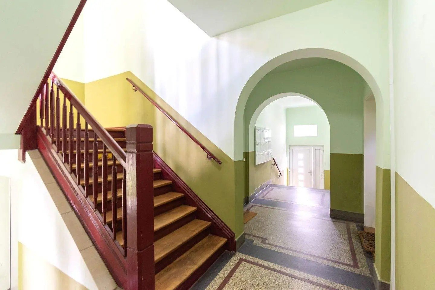 Saniertes Treppenhaus mit Rundbogen zum Eingang