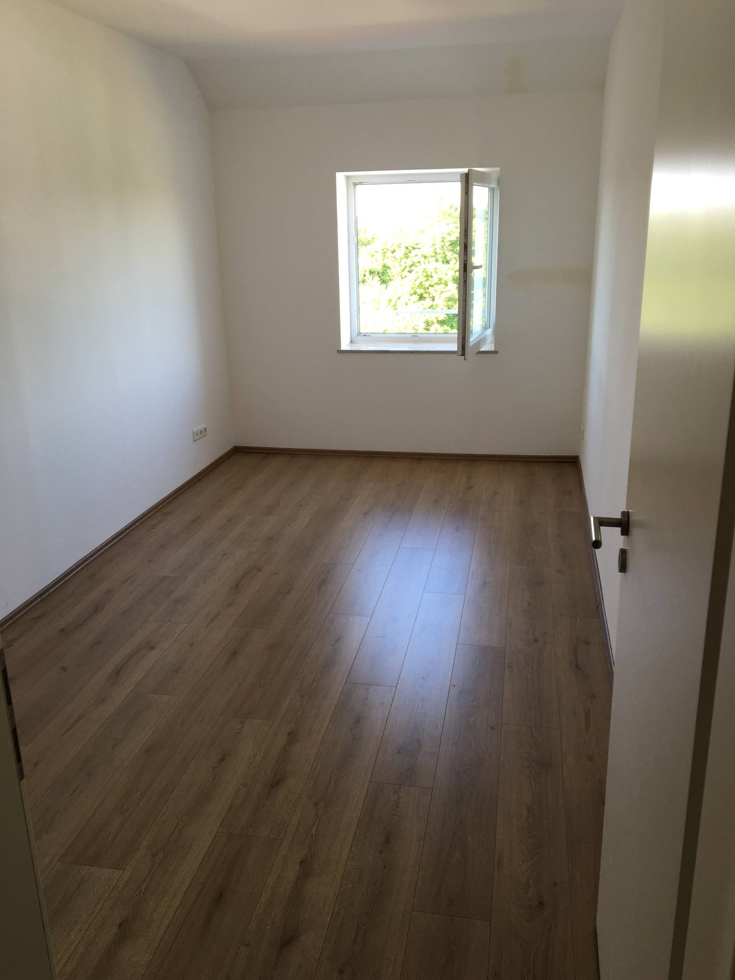 Weiteres Zimmer mit Laminatboden