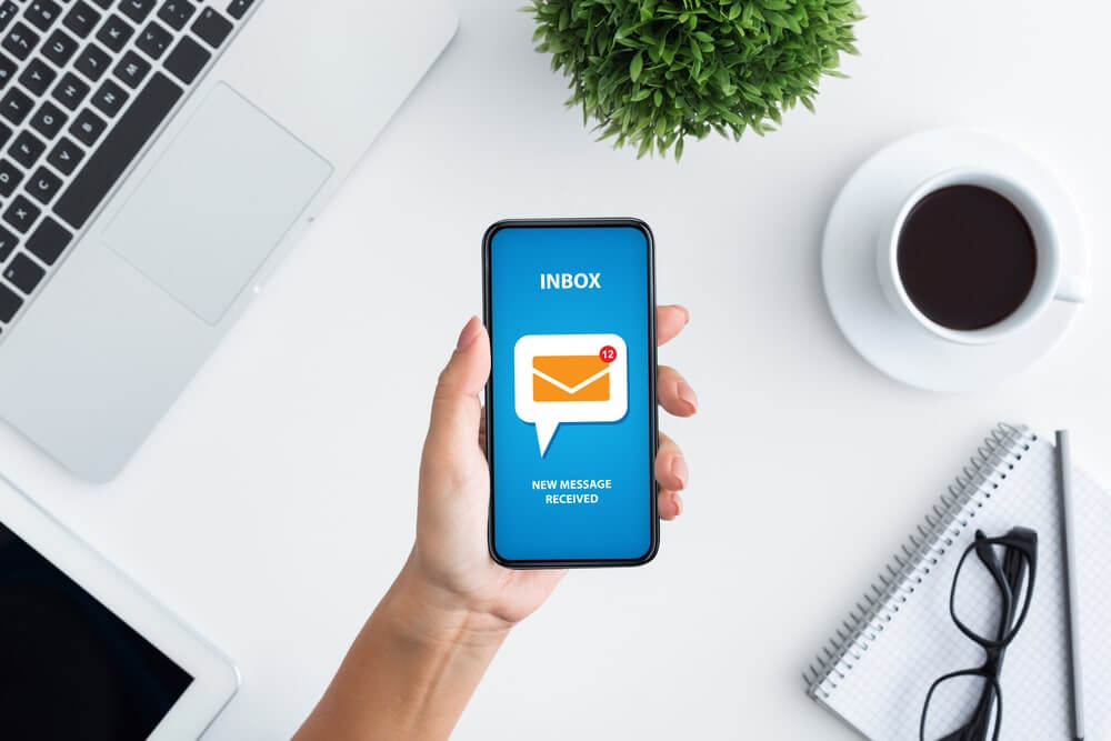 L’utilisation conjointe du SMS professionnel et du courrier électronique