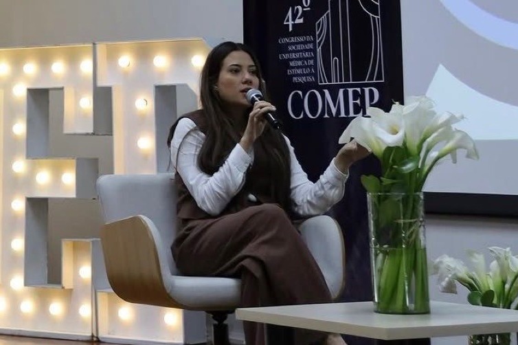 Dra. Bruna Calzzetta palestrando no 42º Congresso SUMEP sobre preservação da fertilidade