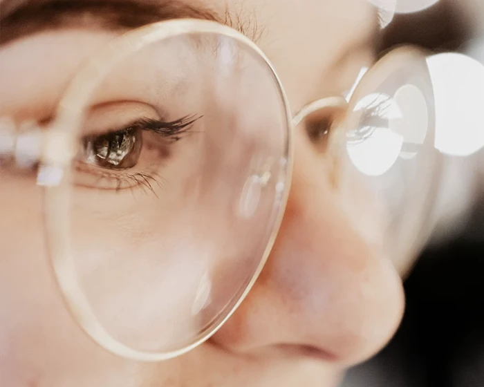 Frau mit Brille in Nahaufnahme