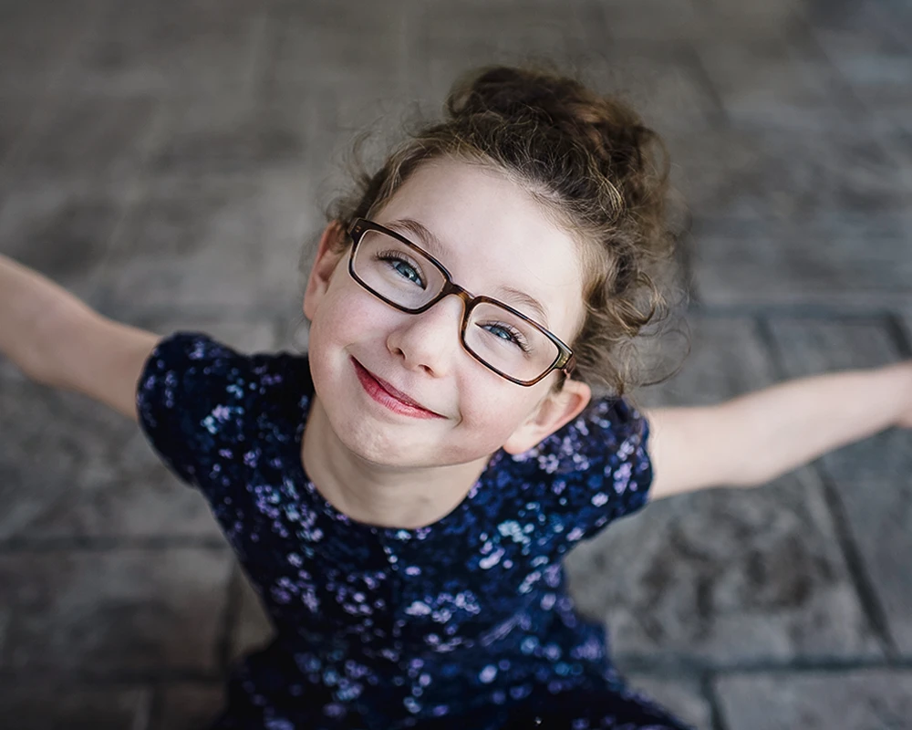 Lächelndes Mädchen mit Brille