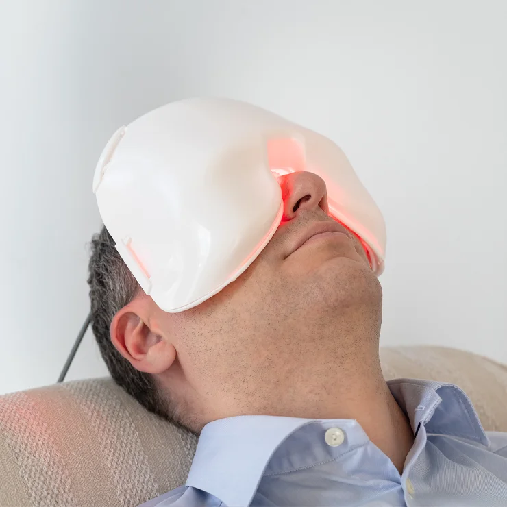 Patient während einer Lichttherapie mit LED-Maske