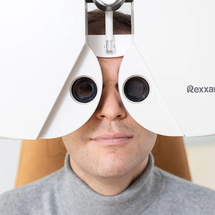 Patient bei einer Sehstärkenbestimmung mit einem Phoropter