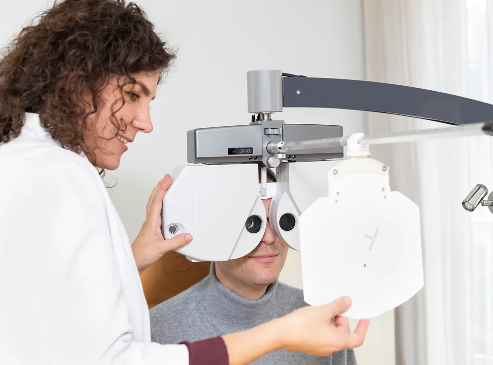 Dr. Vlada Wilms führt eine Sehstärkenprüfung mit einem Phoropter in ihrer Augenarztpraxis in Königstein durch