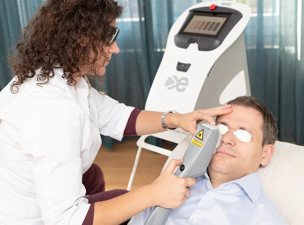 Dr. Vlada Wilms führt eine IPL-Behandlung gegen trockene Augen bei einem Patienten durch