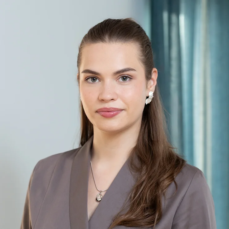 Porträt von Anastasiia Vozhegova, Praxismanagerin der Augenarztpraxis Dr. Vlada Wilms in Königstein
