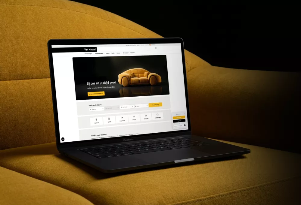 Zwarte MacBook Pro laptop geopend op een gele bank toont een website voor Van Mossel met een afbeelding van een gele bank en tekst in het Nederlands.