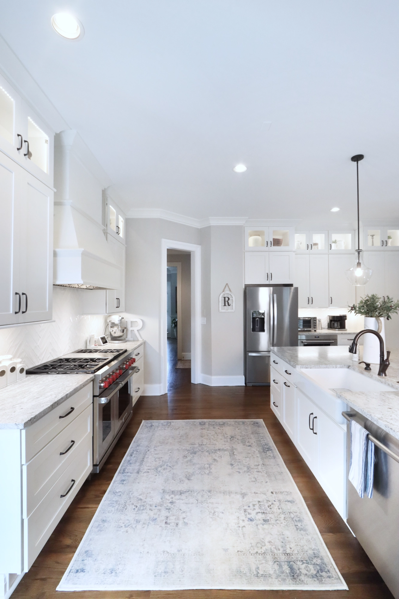 Gourmet kitchen with ceiling level cabinetry