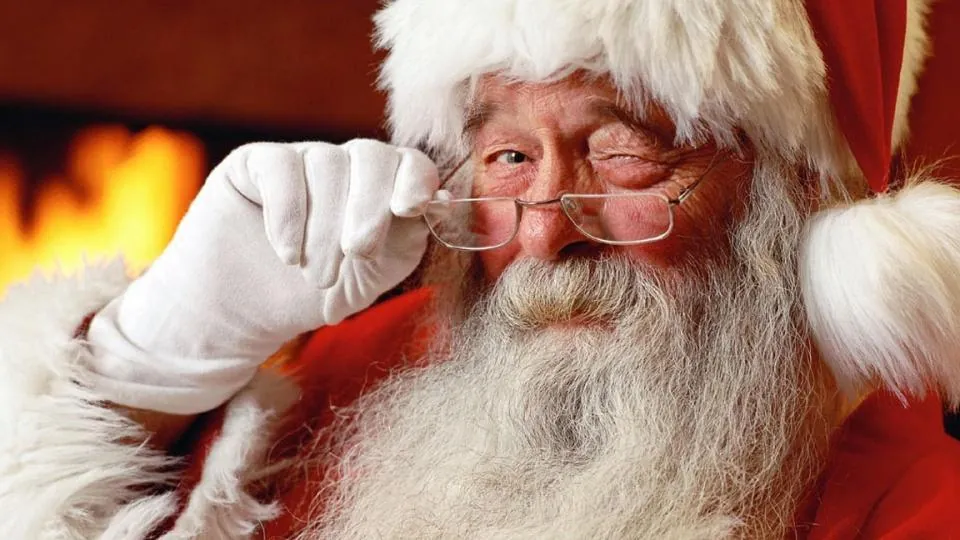 Père Noël souriant avec des lunettes