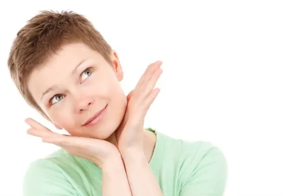 Femme souriante, les mains sur les joues, l'air rêveur