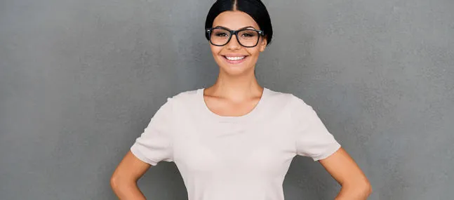 Femme confiante, sourire aux lèvres, bras croisés