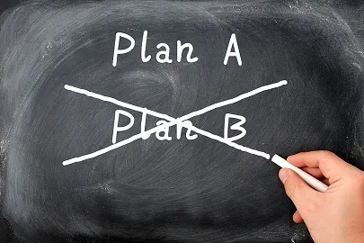 Tableau noir où « Plan B » est barré sous « Plan A »