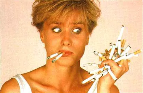 Femme qui tient plusieurs cigarettes, l'air excédé
