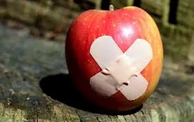 Pomme avec un pansement en croix
