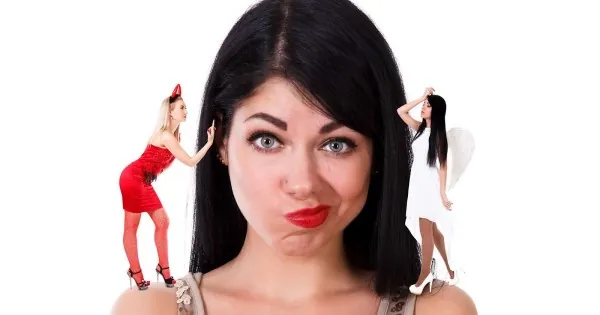 Femme perplexe entre deux silhouettes de pin-up