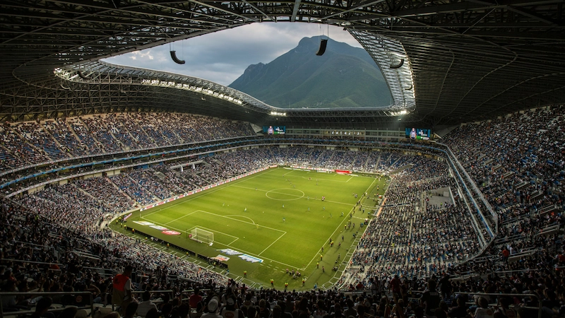 Estadio de fútbol con montañas al fondo