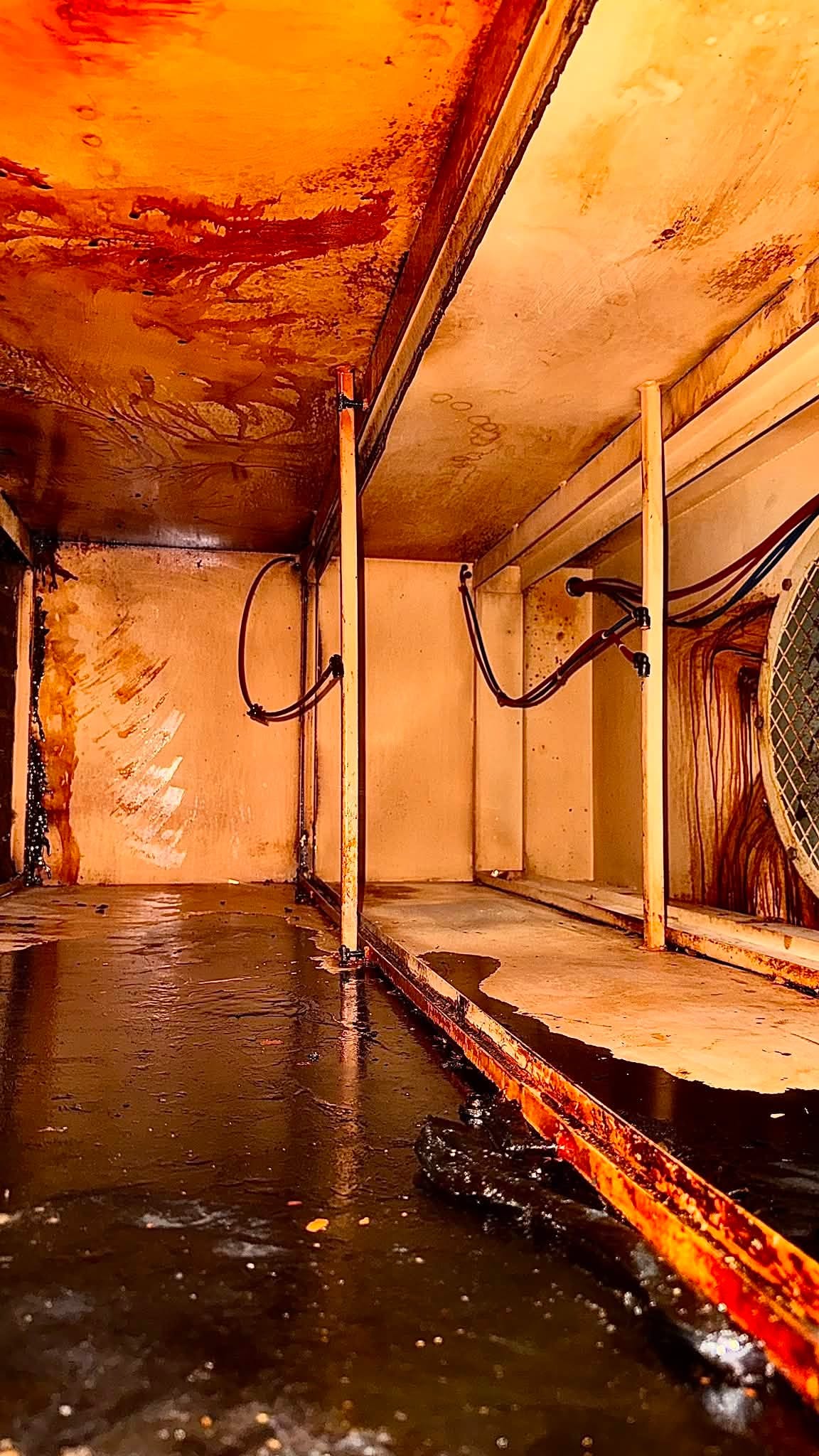Intérieur d’une hotte commerciale avant nettoyage, avec accumulation de graisse.