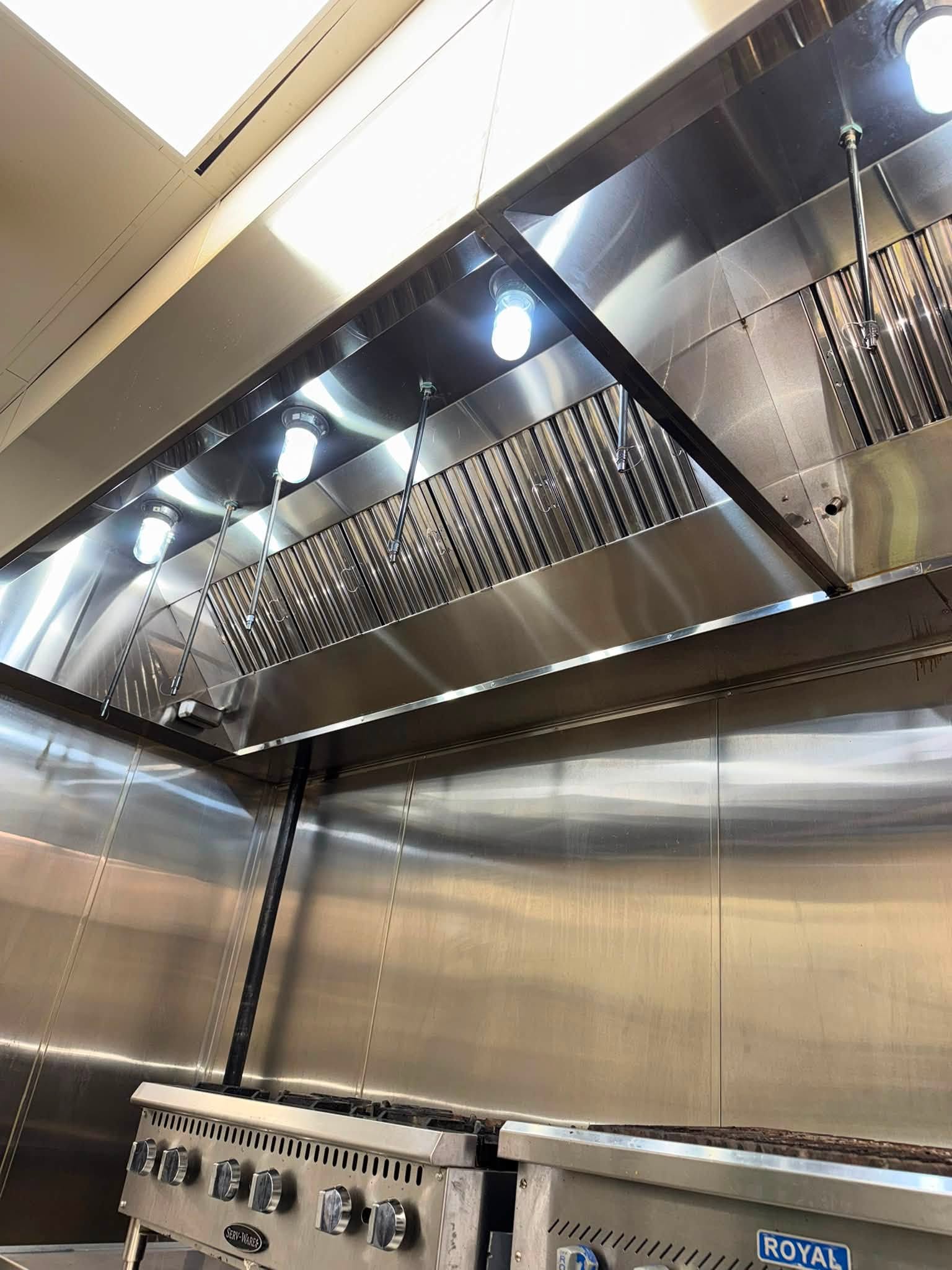 Professionnels consultant les plans mécaniques d’un système de ventilation commercial