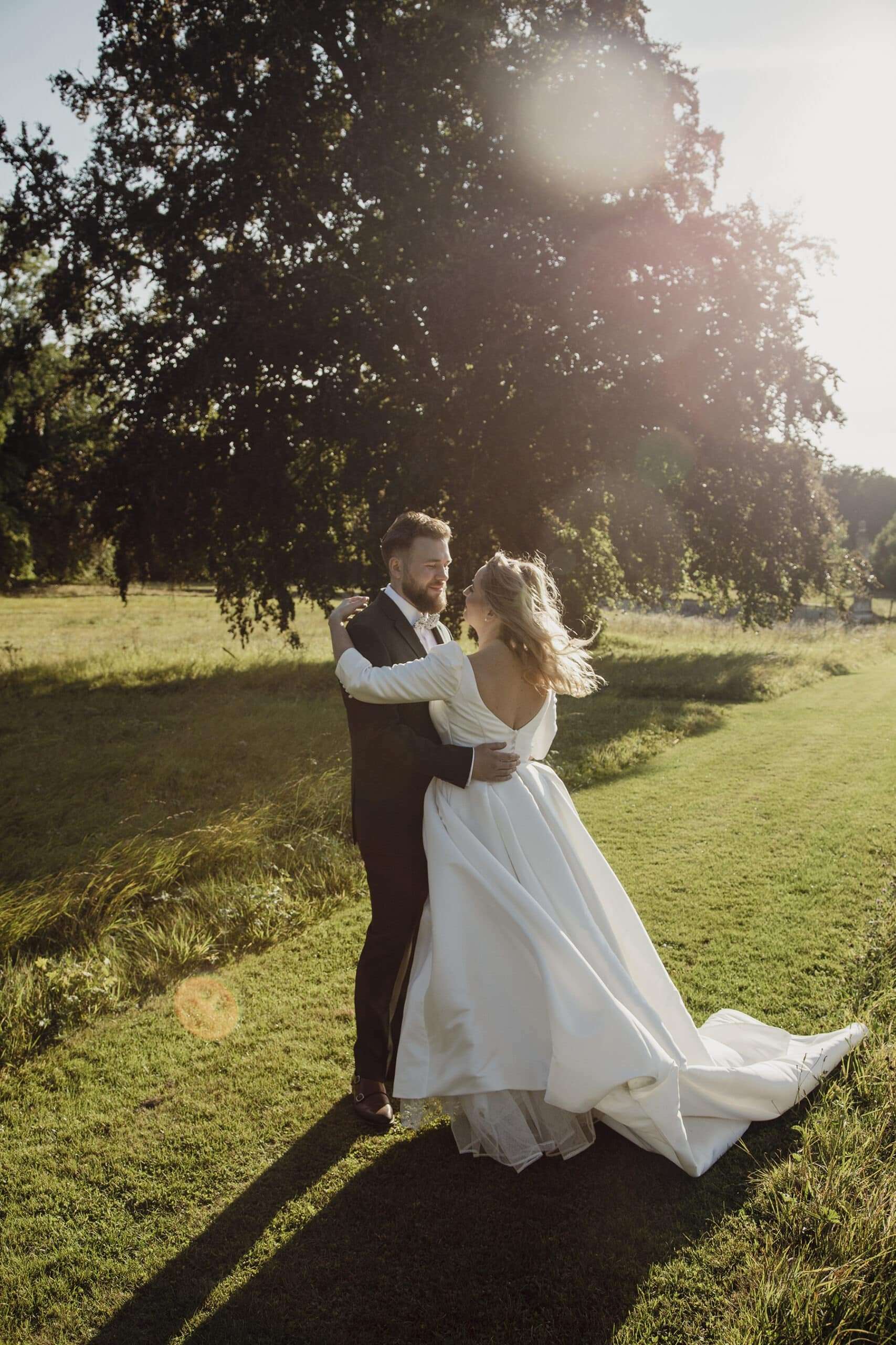 Photographe de mariage en Normandie — portrait des mariés en extérieur par l'Atelier Justine R