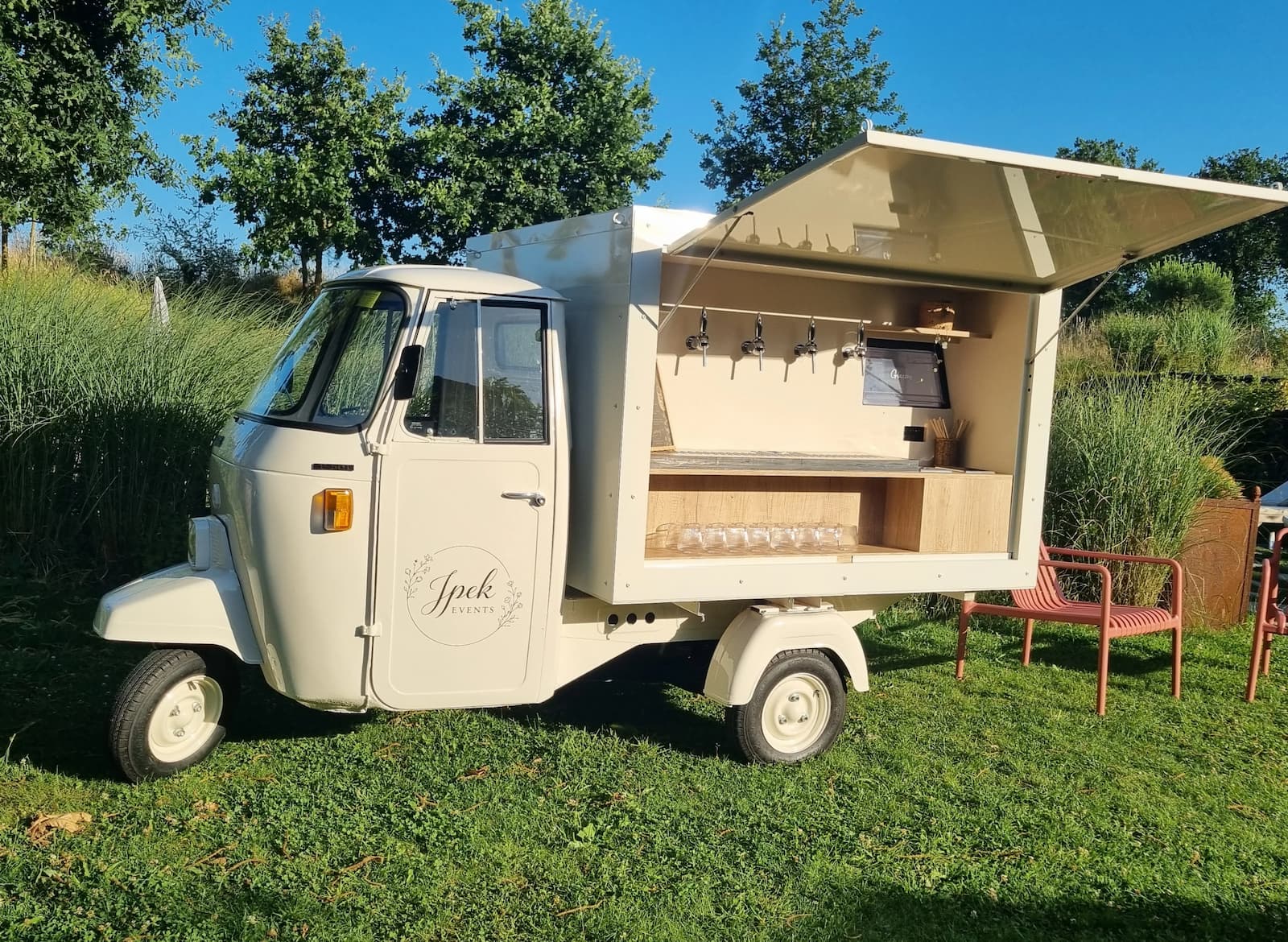 Bar à cocktails mobile en triporteur pour mariage en Bretagne — JPEK Events